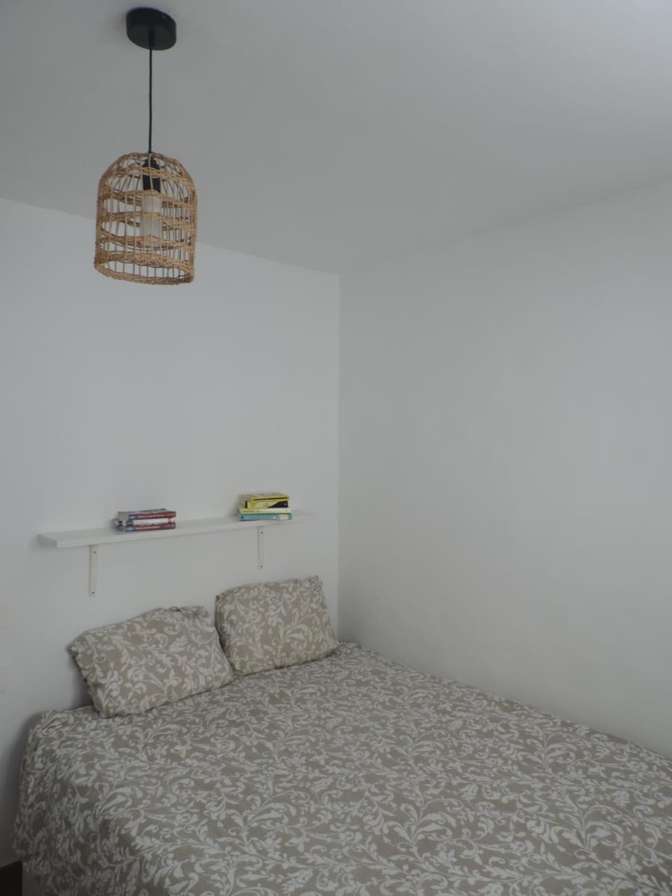Bed, TV and multimedia, Bedroom