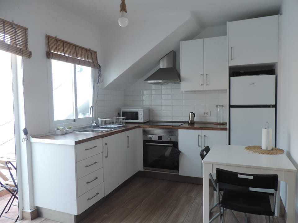 Kitchen or kitchenette, Dining area, oven, stove, toaster
