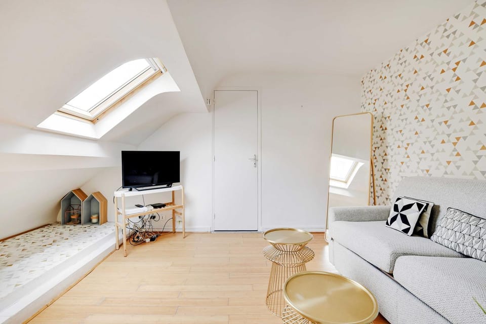 Communal lounge/ TV room, TV and multimedia, Living room, Seating area, wardrobe