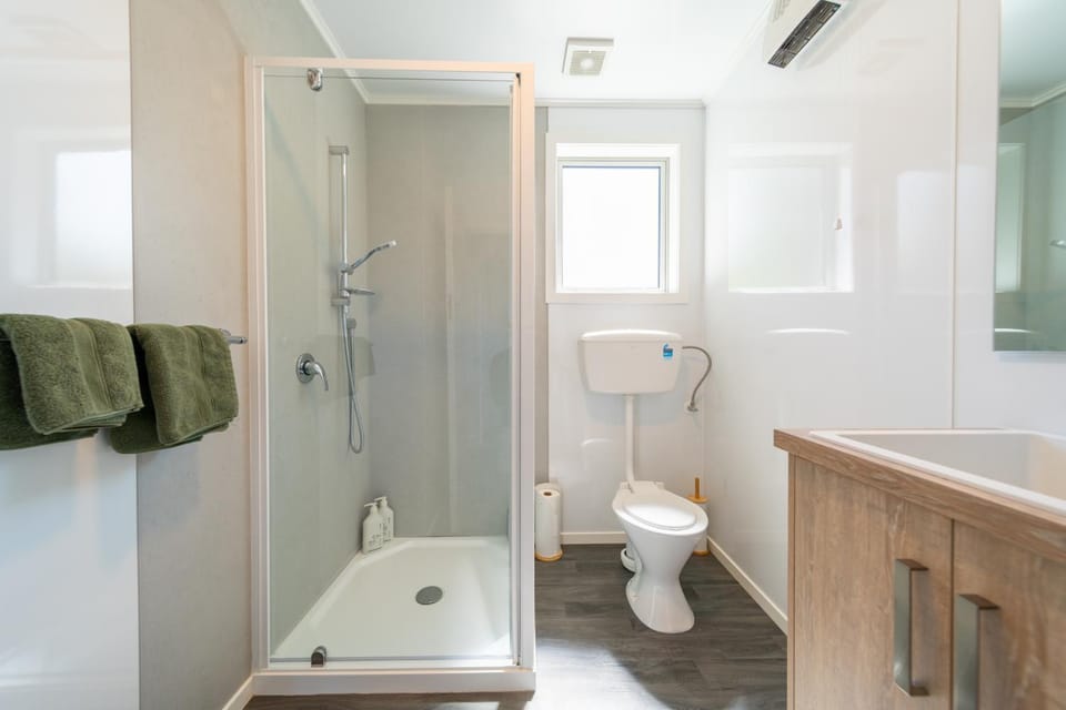 Shower, Toilet, Bathroom, towels