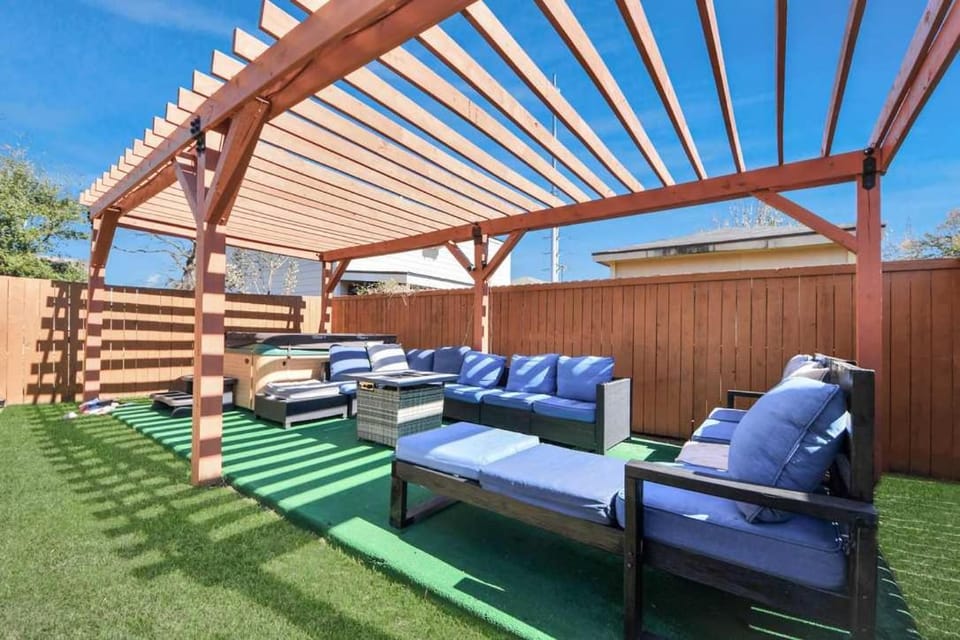 Vibrant Vegas Vibes - Hot Tub & Games - Perfect 4 Family & Groups House in Houston