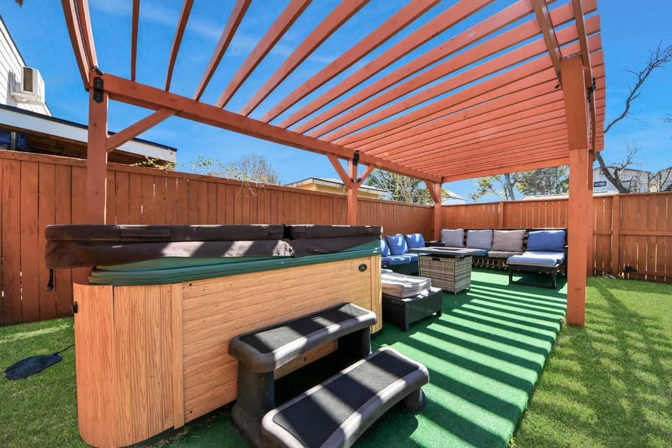 Vibrant Vegas Vibes - Hot Tub & Games - Perfect 4 Family & Groups House in Houston