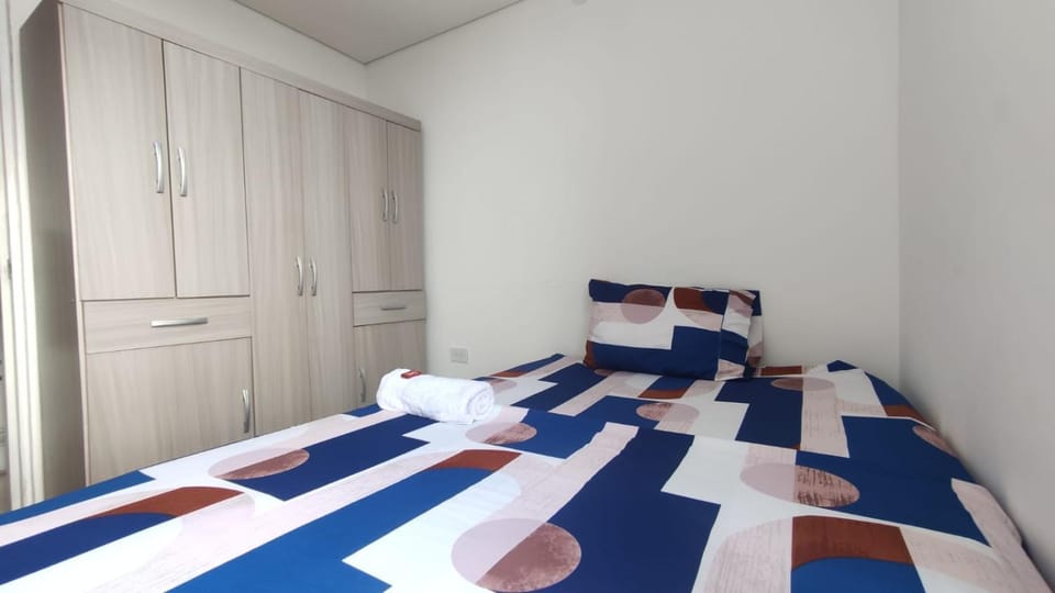 Photo of the whole room, Bedroom, wardrobe