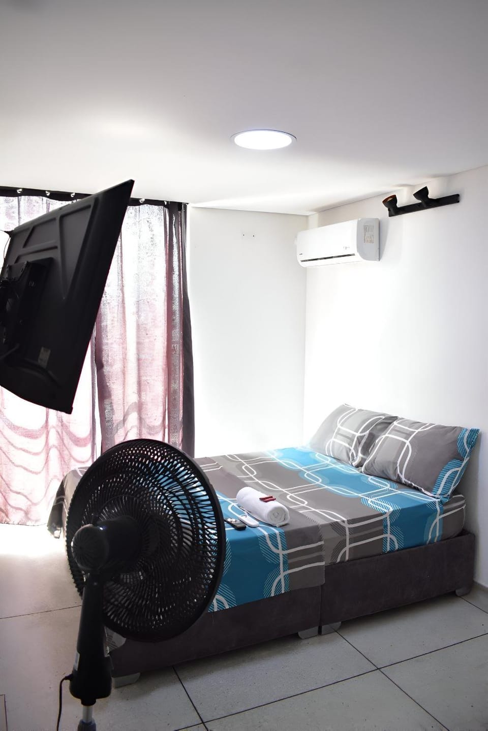 Communal lounge/ TV room, Bed, TV and multimedia, Photo of the whole room, Bedroom, air conditioner