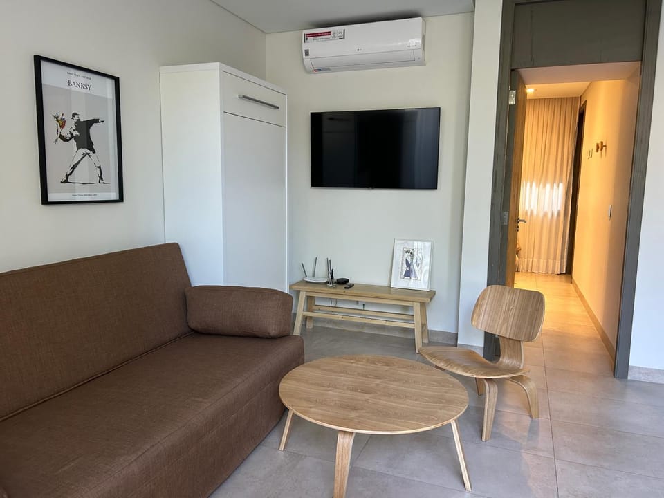 TV and multimedia, Living room, Seating area, Evening entertainment, air conditioner