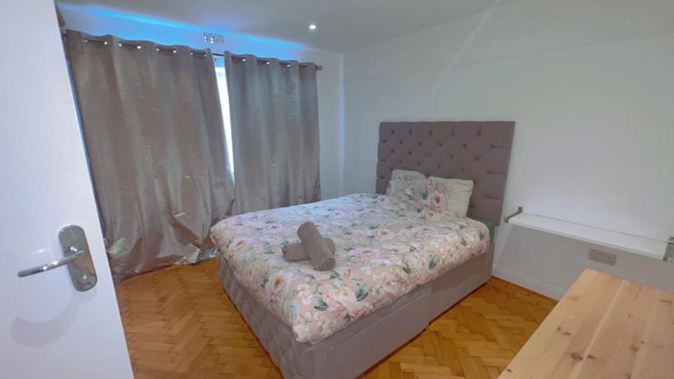 2 Bed Flat near Main Acton Line Apartment in London Borough of Ealing