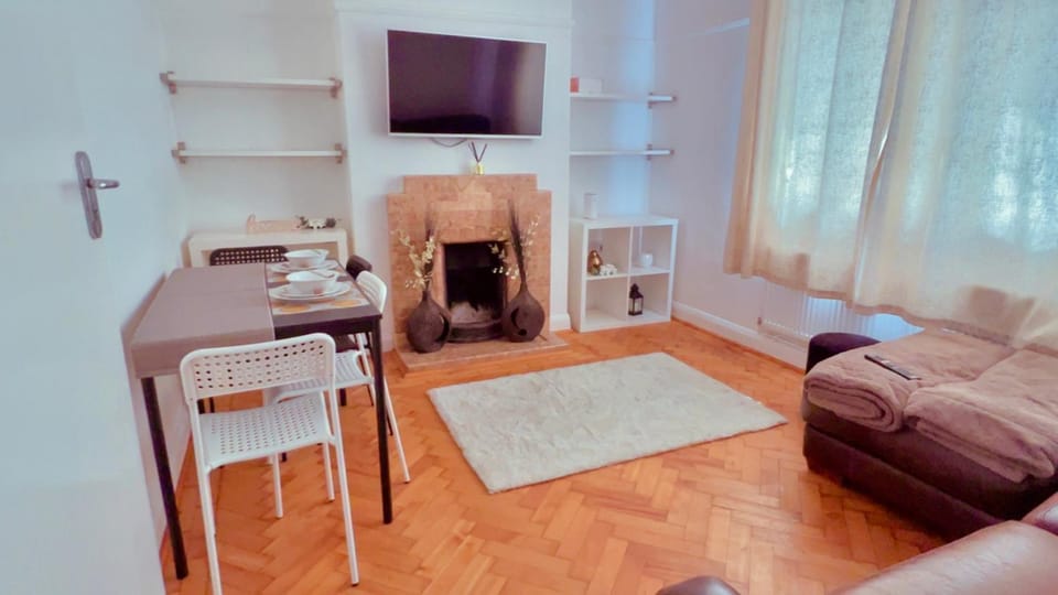2 Bed Flat near Main Acton Line Apartment in London Borough of Ealing