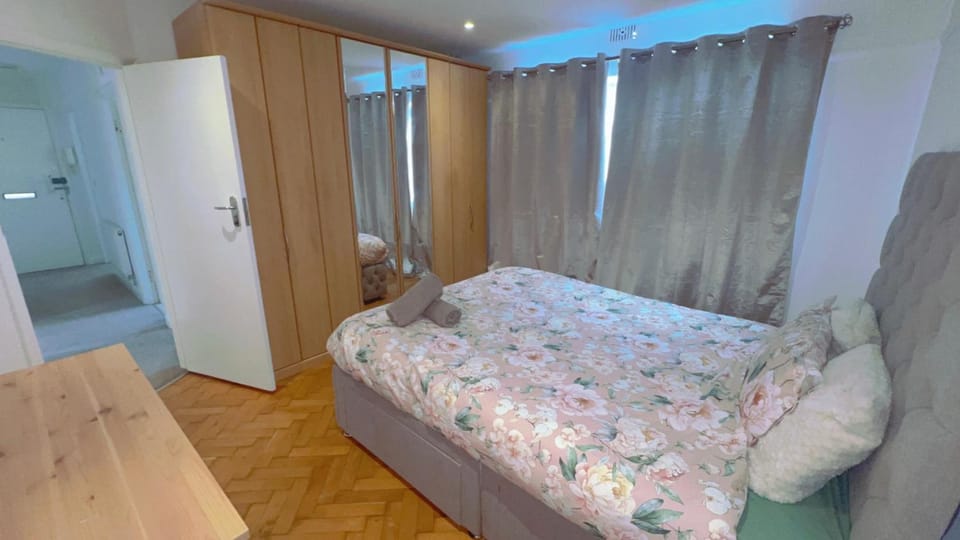 2 Bed Flat near Main Acton Line Apartment in London Borough of Ealing