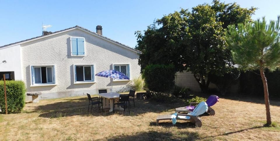 Gîte MMR 6 places avec cour clôturée House in Nouvelle-Aquitaine