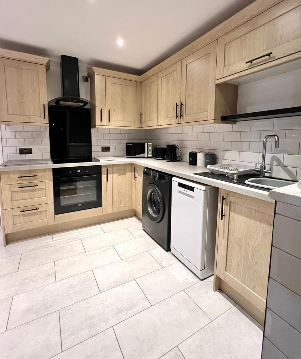 Furzton - Modern Home and Garden, Free Private Parking, TV, Sleeps 6 Guests House in Aylesbury Vale