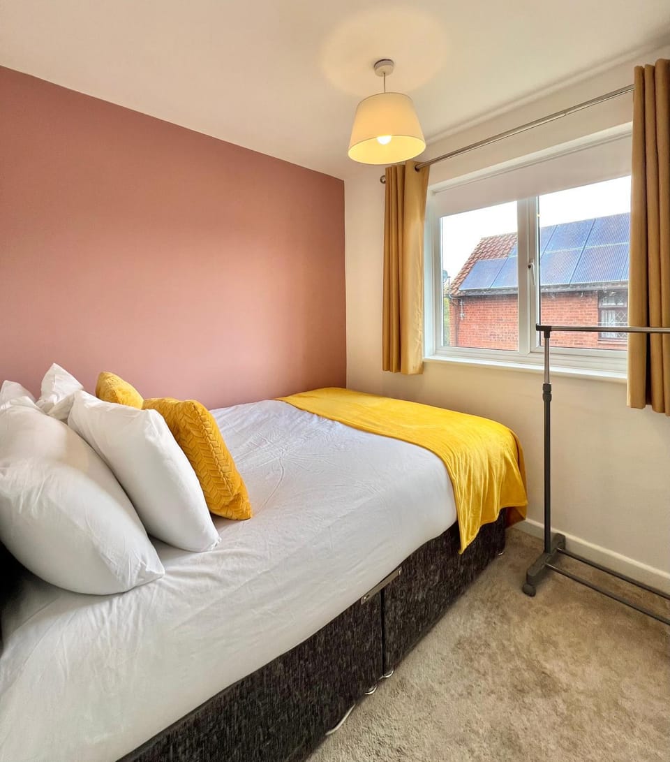 Furzton - Modern Home and Garden, Free Private Parking, TV, Sleeps 6 Guests House in Aylesbury Vale