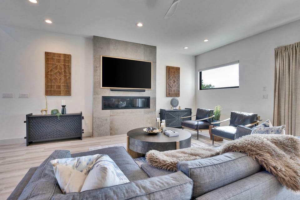 Luxury waterfront Villa Heated pool and sauna House in Cottonwood Shores