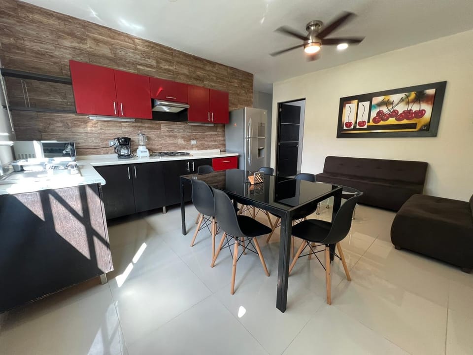 Kitchen or kitchenette, Dining area