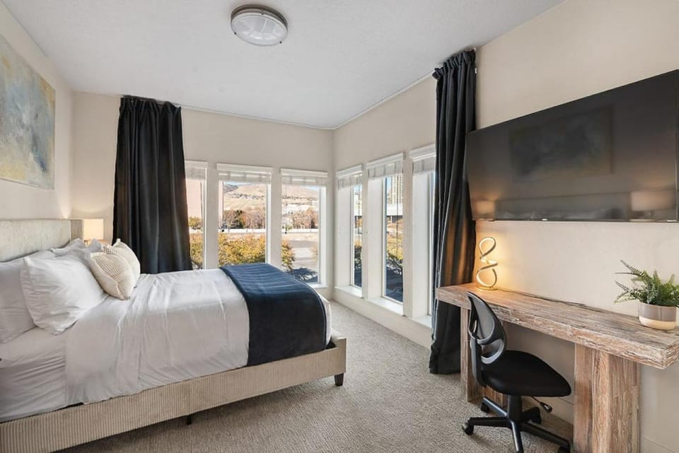 Gorgeous 2BD 2BA Pool,Gym,Htub near Convention Ctr Apartment in Salt Lake City