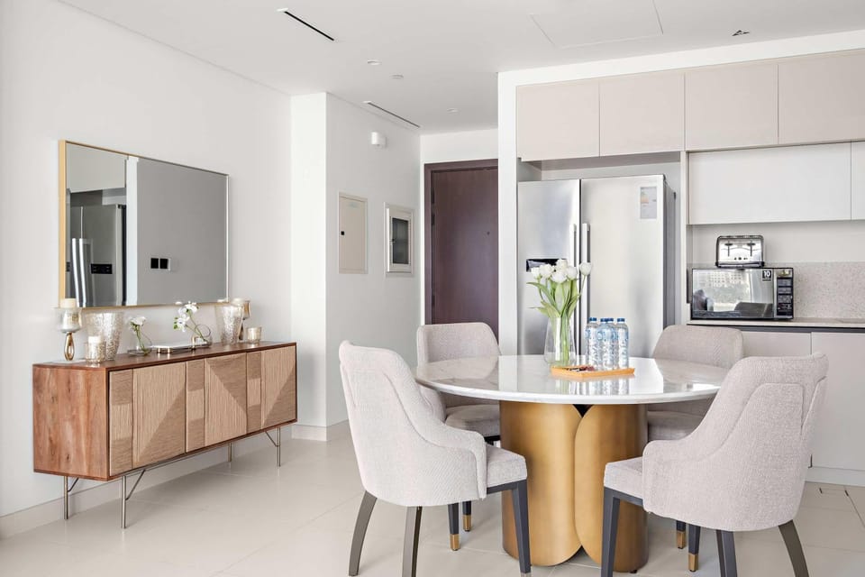 Kitchen or kitchenette, Dining area