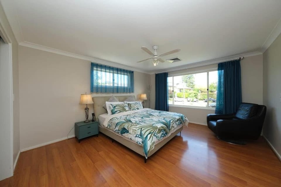 Relaxing 6 Bedroom Escape in Carlingford with Pool House in Sydney