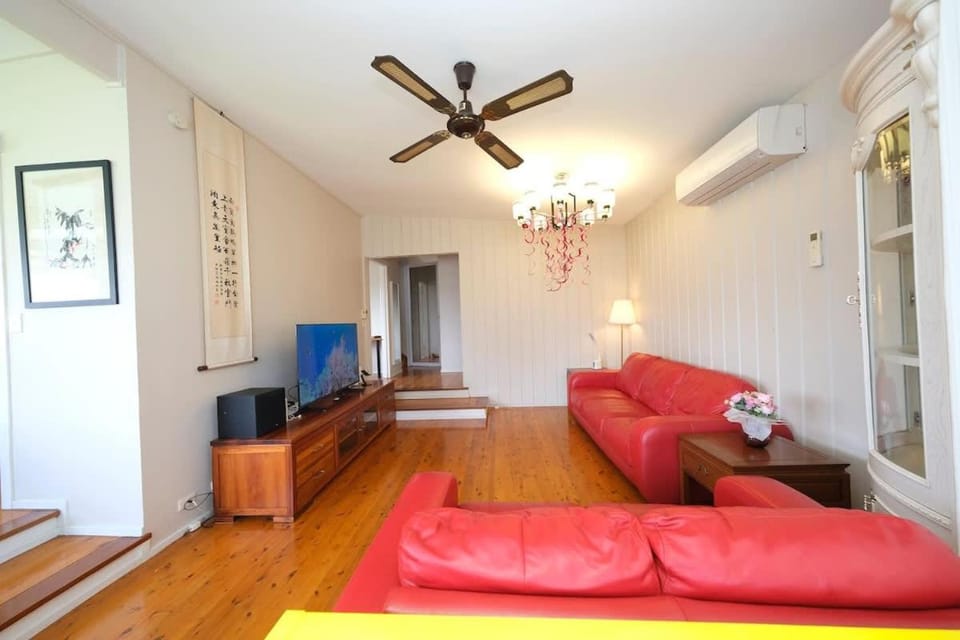 Relaxing 6 Bedroom Escape in Carlingford with Pool House in Sydney