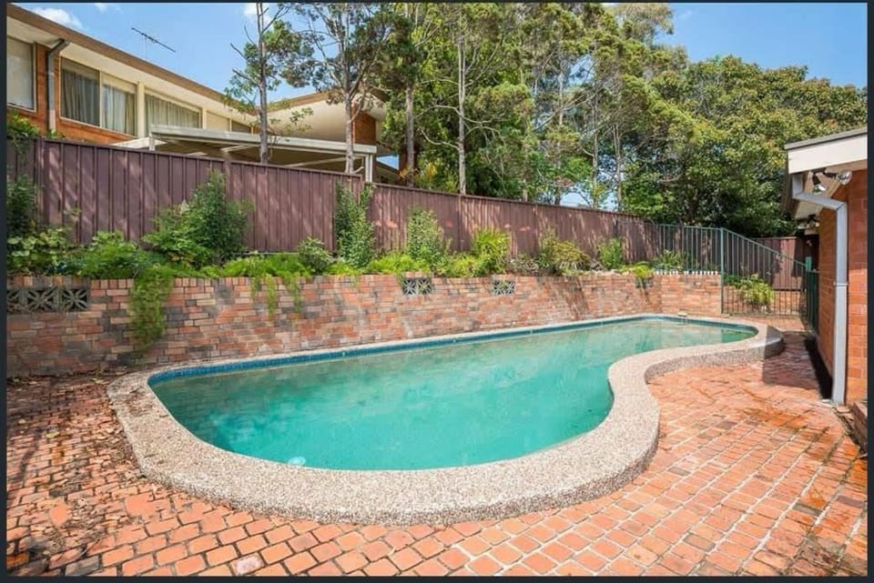 Relaxing 6 Bedroom Escape in Carlingford with Pool House in Sydney