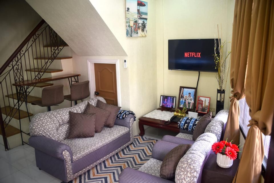 2-Story Family Home for 10 Guests, 10 minute Drive to Int'l Airport House in Davao City
