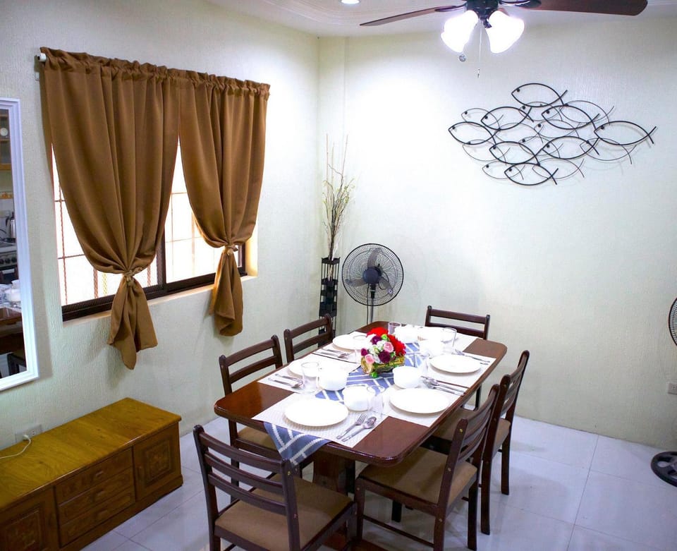 2-Story Family Home for 10 Guests, 10 minute Drive to Int'l Airport House in Davao City