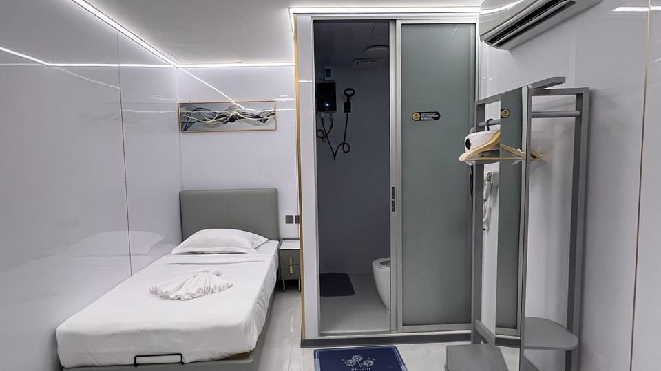 Shower, Bed, Bathroom, Photo of the whole room, Bedroom, bunk bed, towels, air conditioner