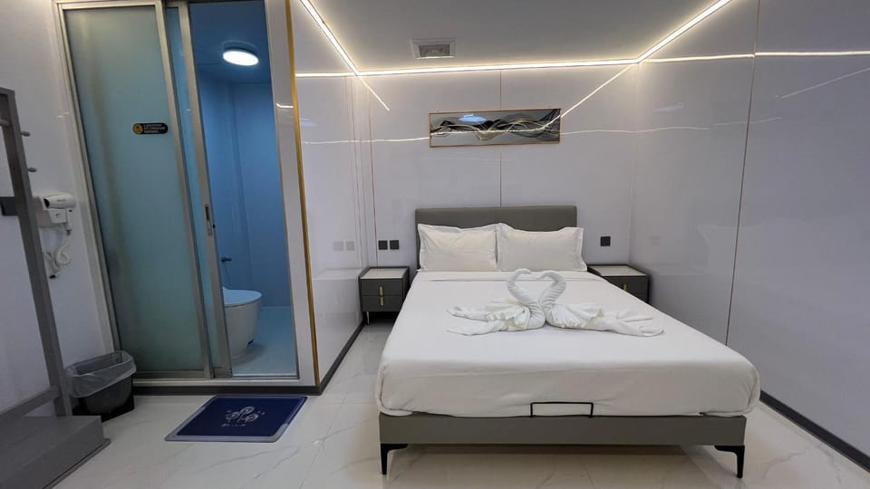 Bed, Bathroom, Photo of the whole room, Bedroom, towels, wardrobe