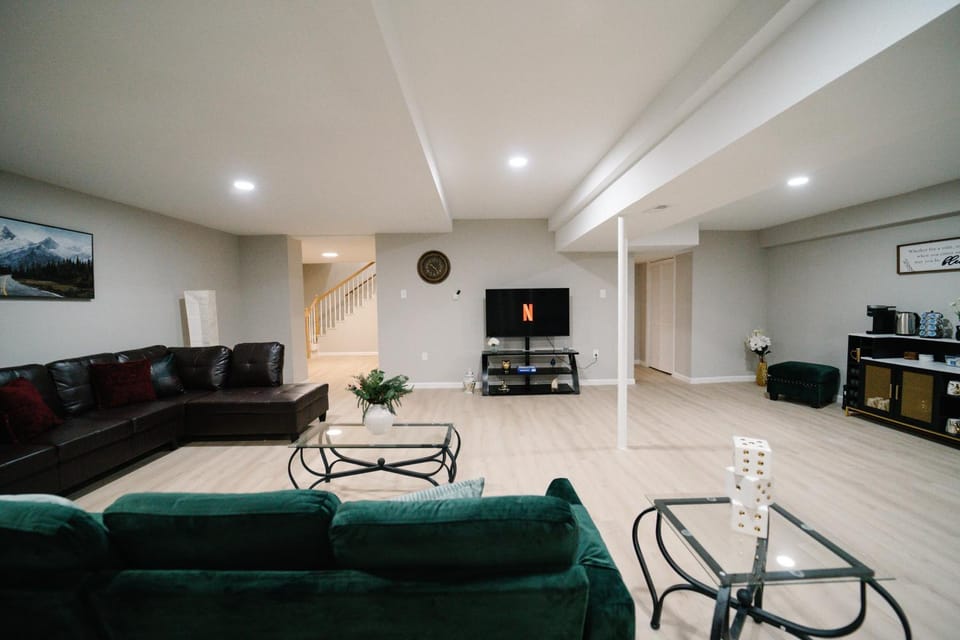 TV and multimedia, Seating area, Dining area