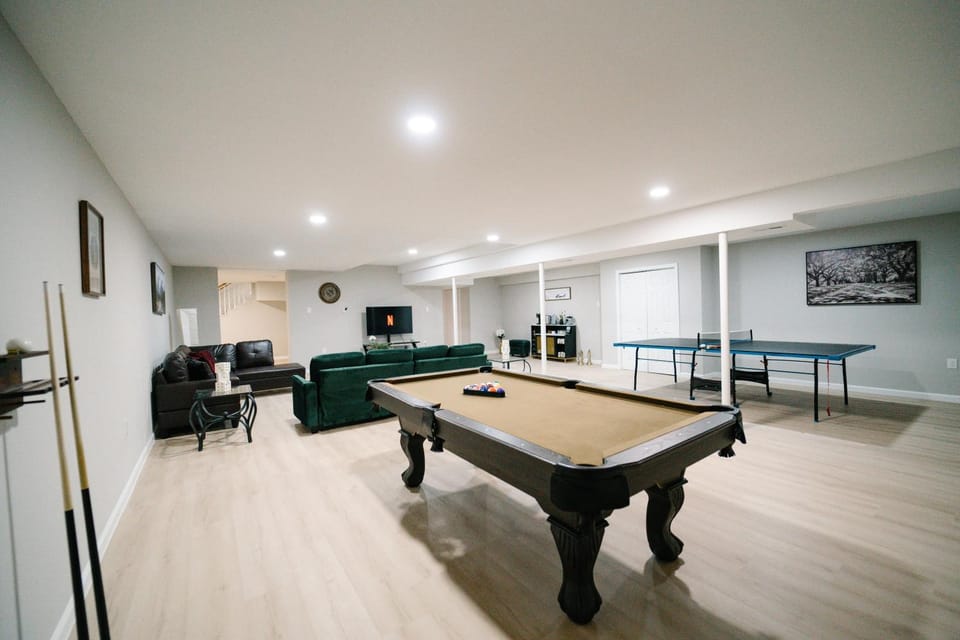 Game Room, Seating area