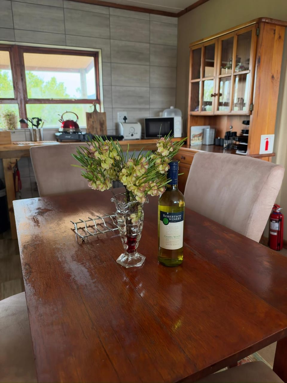Coffee/tea facilities, Kitchen or kitchenette, Dining area, microwave, stove, toaster