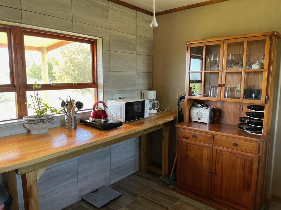 Coffee/tea facilities, Kitchen or kitchenette, microwave, stove, toaster