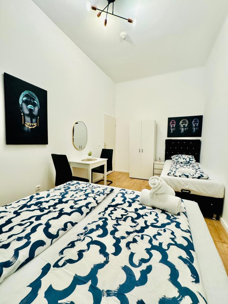 Bed, Dining area, Bedroom
