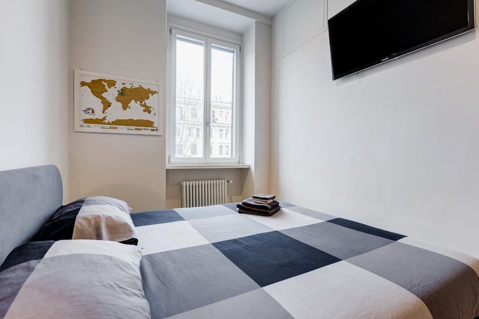 Bed, TV and multimedia, Bedroom