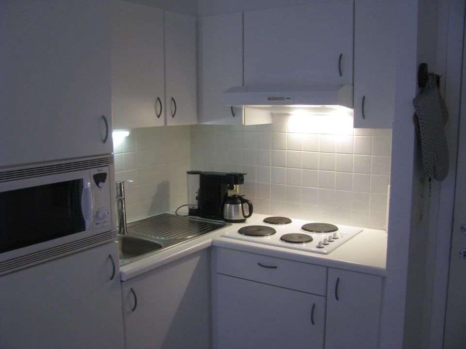 Coffee/tea facilities, Kitchen or kitchenette, stove
