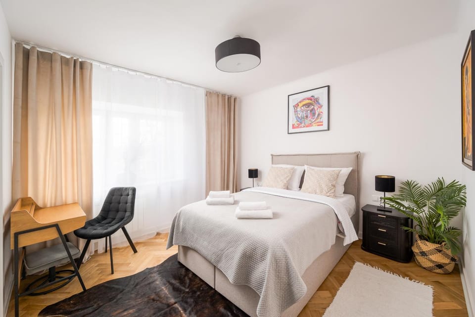 Bed, Photo of the whole room, Seating area, Bedroom