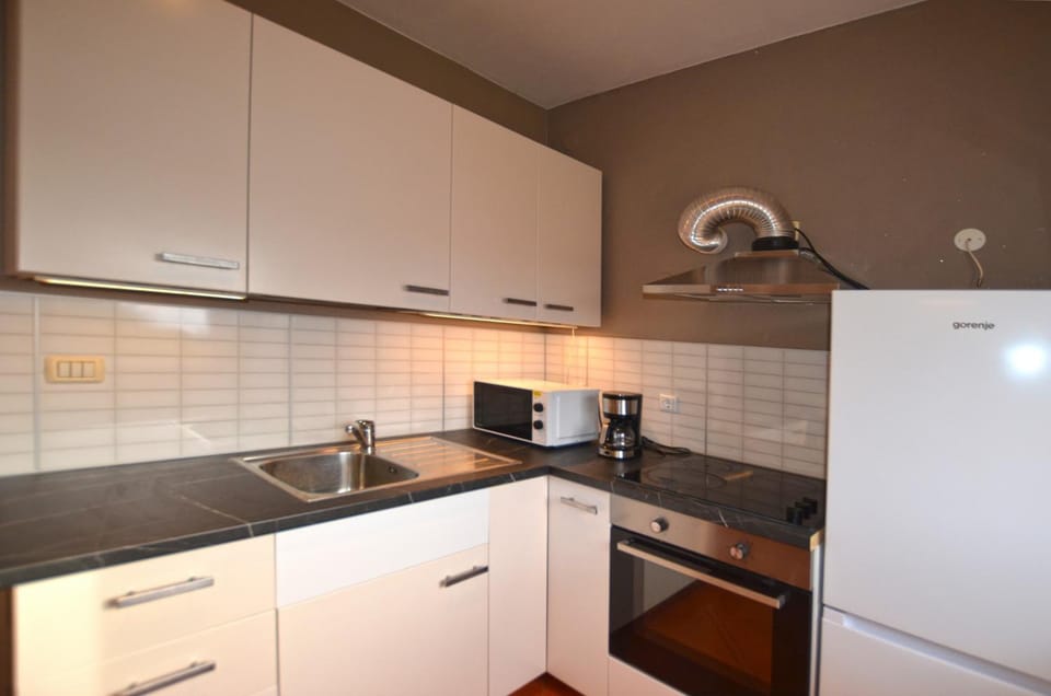 Kitchen or kitchenette, oven, stove