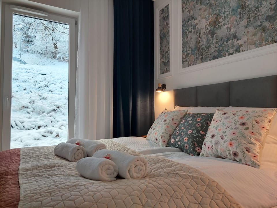 Apartament przy stoku pod lasem i z tarasem - Powrócisz Tu Hillside Apartment in Lower Silesian Voivodeship
