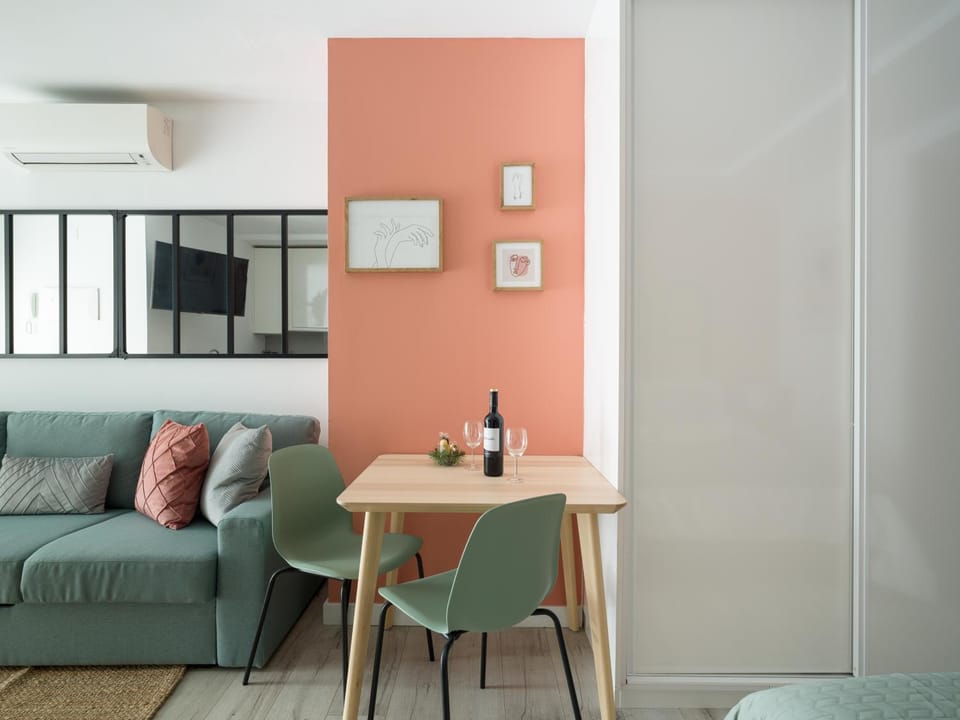TV and multimedia, Living room, Seating area, Dining area, air conditioner