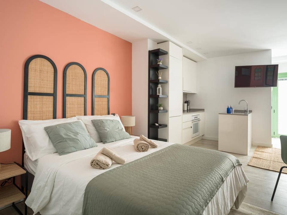 Bed, TV and multimedia, Bedroom, oven, wardrobe