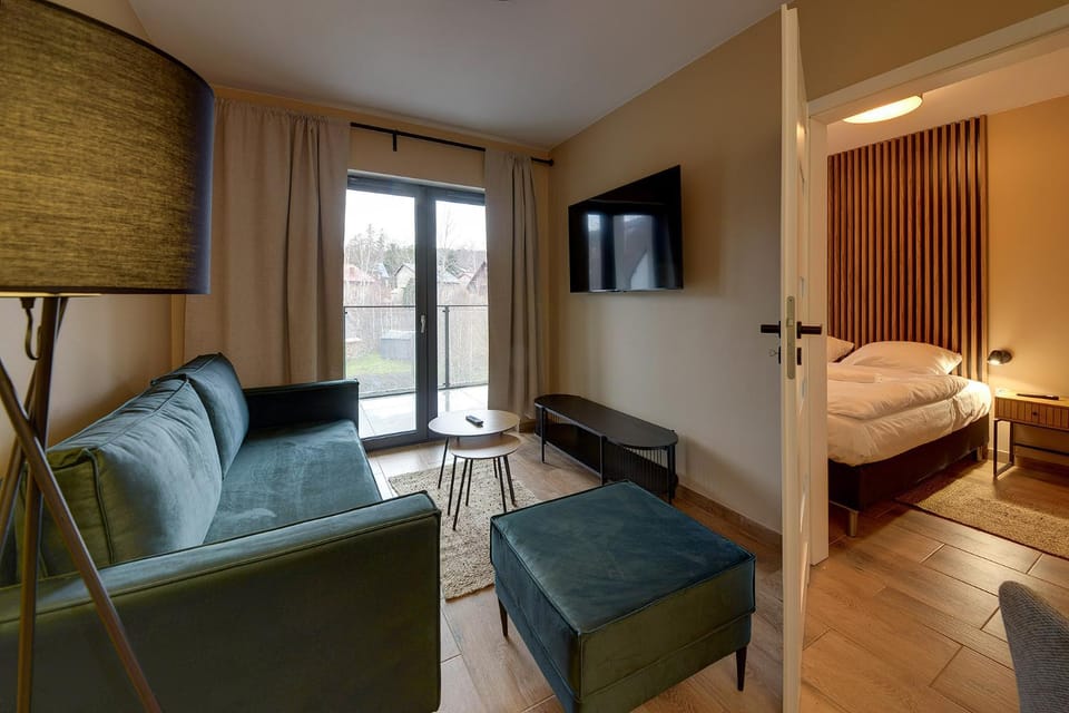 TV and multimedia, Living room, Seating area, Bedroom