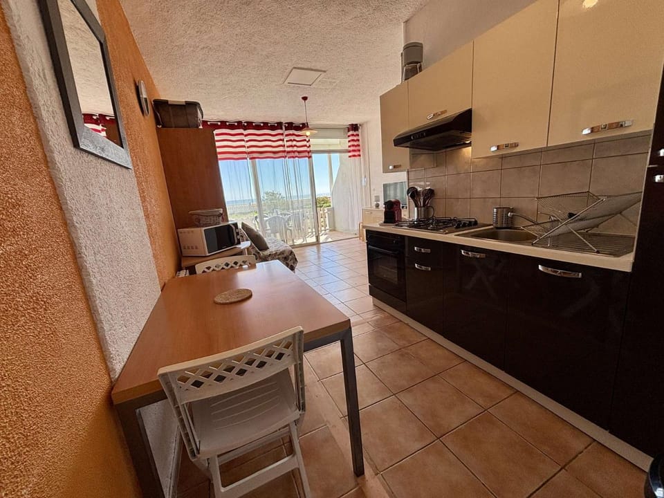 Kitchen or kitchenette, Dining area, stove