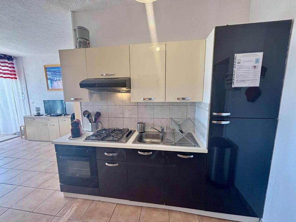 Kitchen or kitchenette, oven, stove