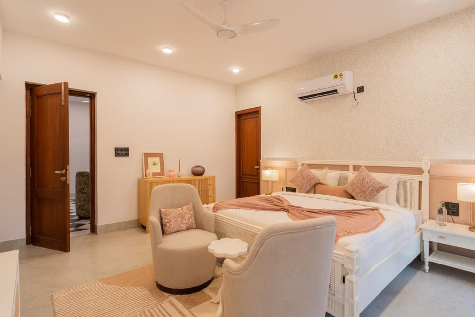 Bed, Living room, Photo of the whole room, Seating area, air conditioner