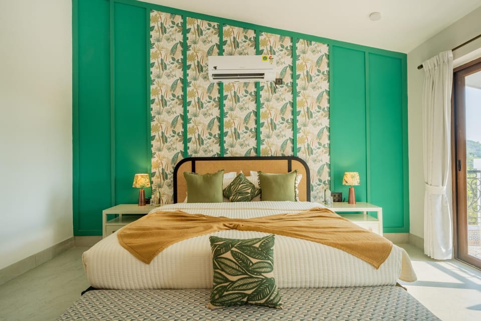 Bed, Photo of the whole room, Bedroom, towels, air conditioner