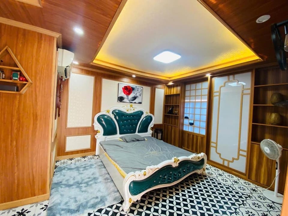 Bed, TV and multimedia, Living room, Photo of the whole room, Seating area, Bedroom, wardrobe