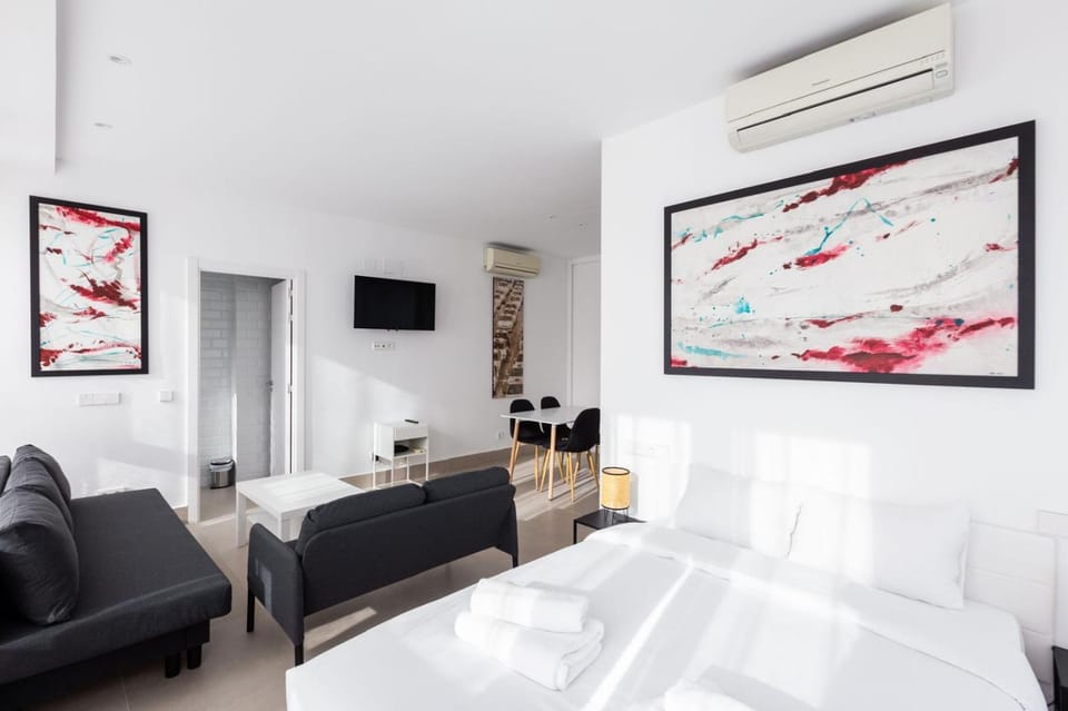 Sunny studio with AC in Hortaleza Apartment in Madrid