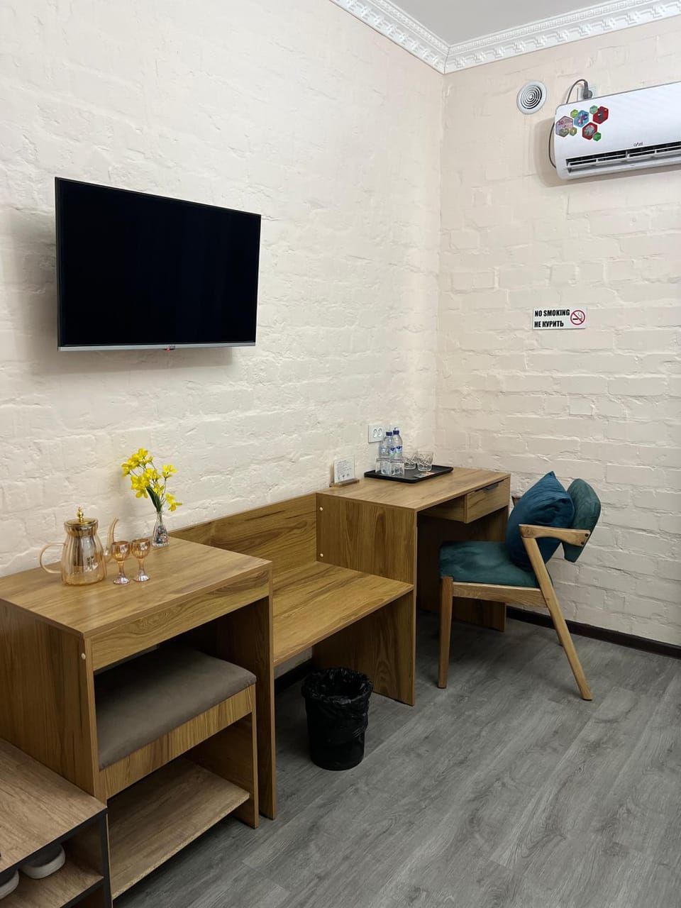 TV and multimedia, Living room, Seating area, Dining area, air conditioner