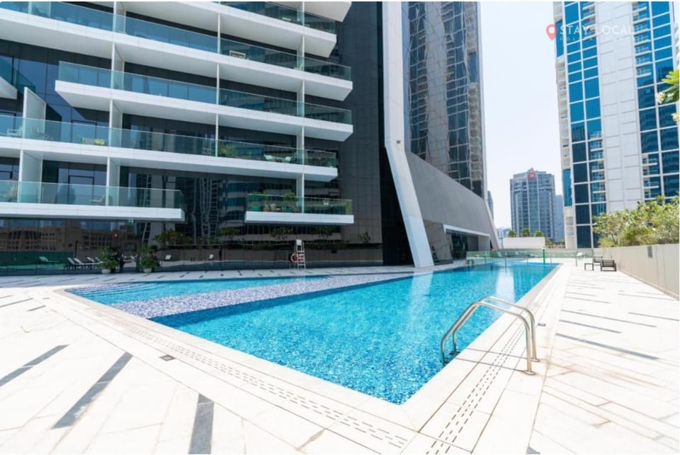 Day, Swimming pool