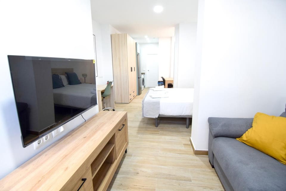 Bed, TV and multimedia, Living room