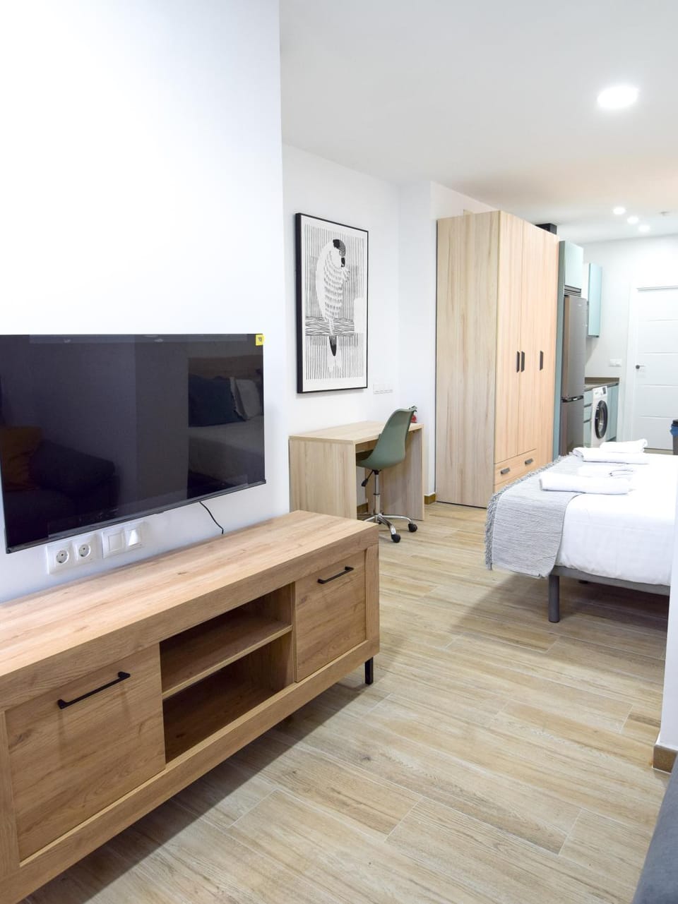 TV and multimedia, Photo of the whole room, Bedroom
