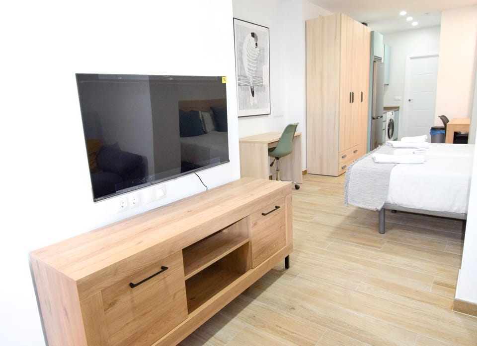Communal lounge/ TV room, Bed, TV and multimedia, Bedroom